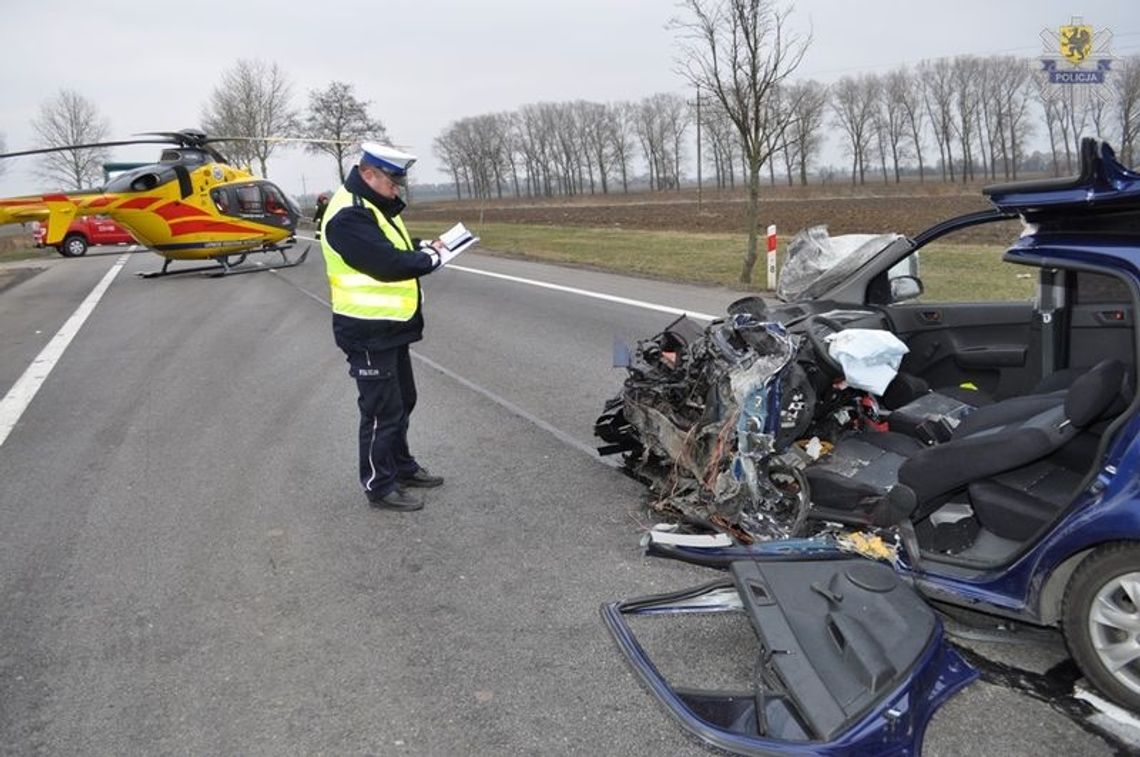 Zjechał z drogi i uderzył w ciężarową Scanię.