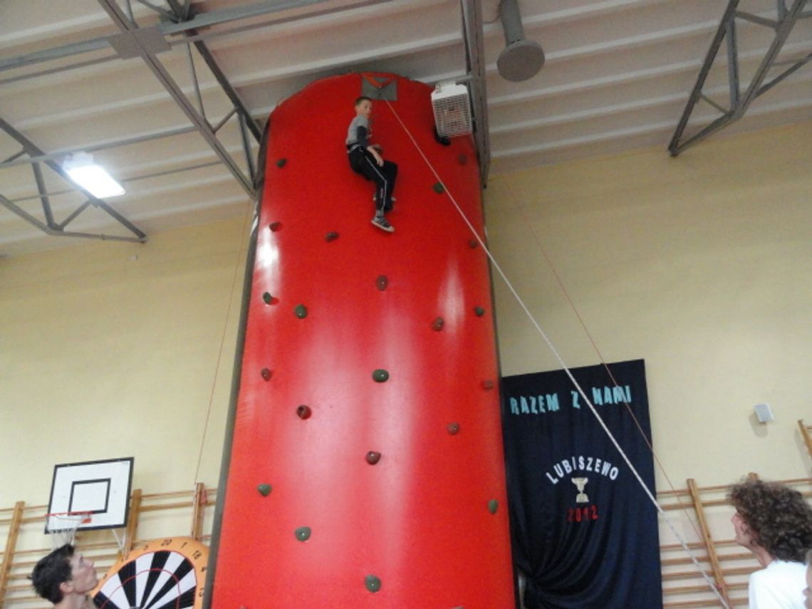 Zjeżdżalnie, samochodziki i słodycze. Dzień Dziecka w SP w Lubiszewie Zjeżdżalnie, samochodziki i słodycze. Dzień Dziecka w SP w Lubiszewie