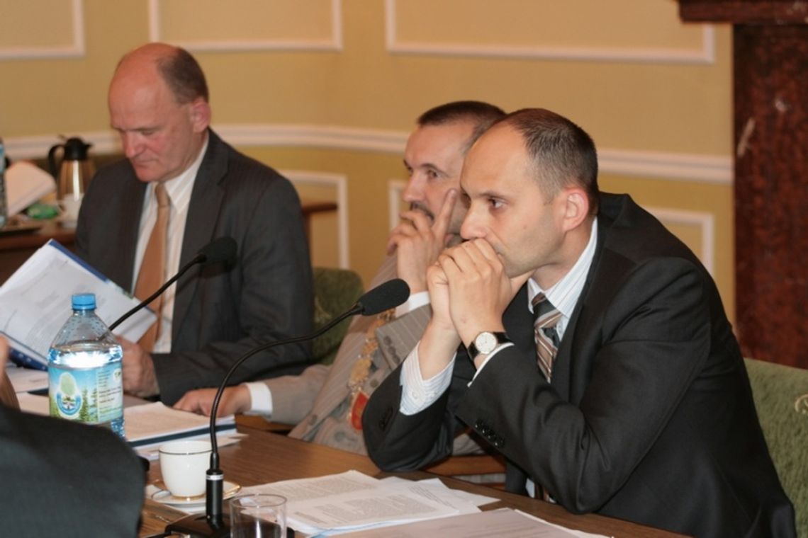 Zlikwidować linie autobusowe? Władza w starym fordzie Zlikwidować linie autobusowe? Władza w starym fordzie