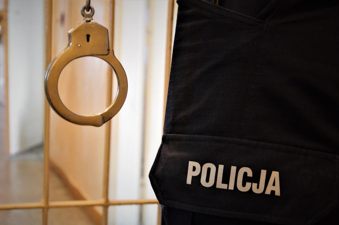 Złodziej sklepowy w supermarkecie. Łupem padło 6 butelek whisky i 12 kaw Złodziej sklepowy w supermarkecie. Łupem padło 6 butelek whisky i 12 kaw