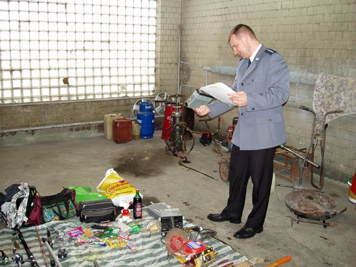 Złodziej ukrył się przed policjantami pod podłogą Złodziej ukrył się przed policjantami pod podłogą