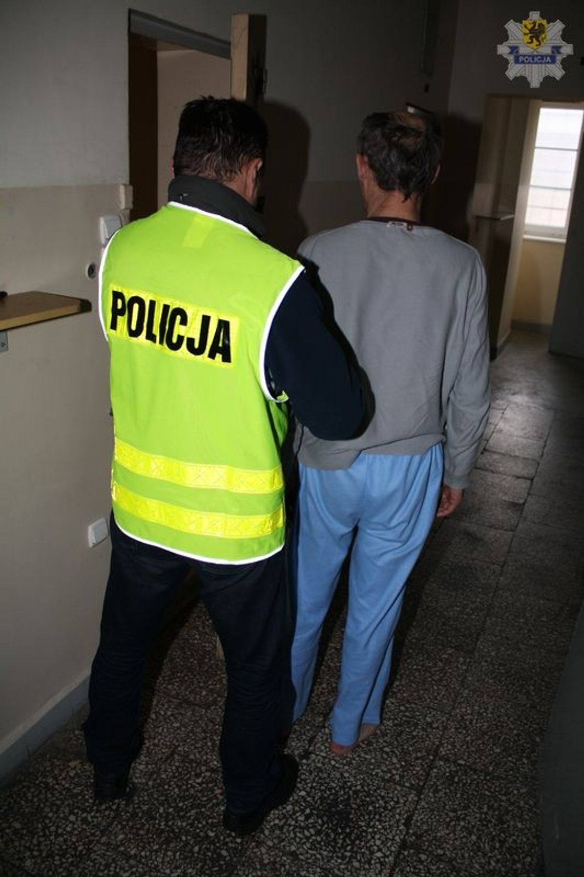 Złodziejaszek siedział w domu gdy odwiedzili go policjanci