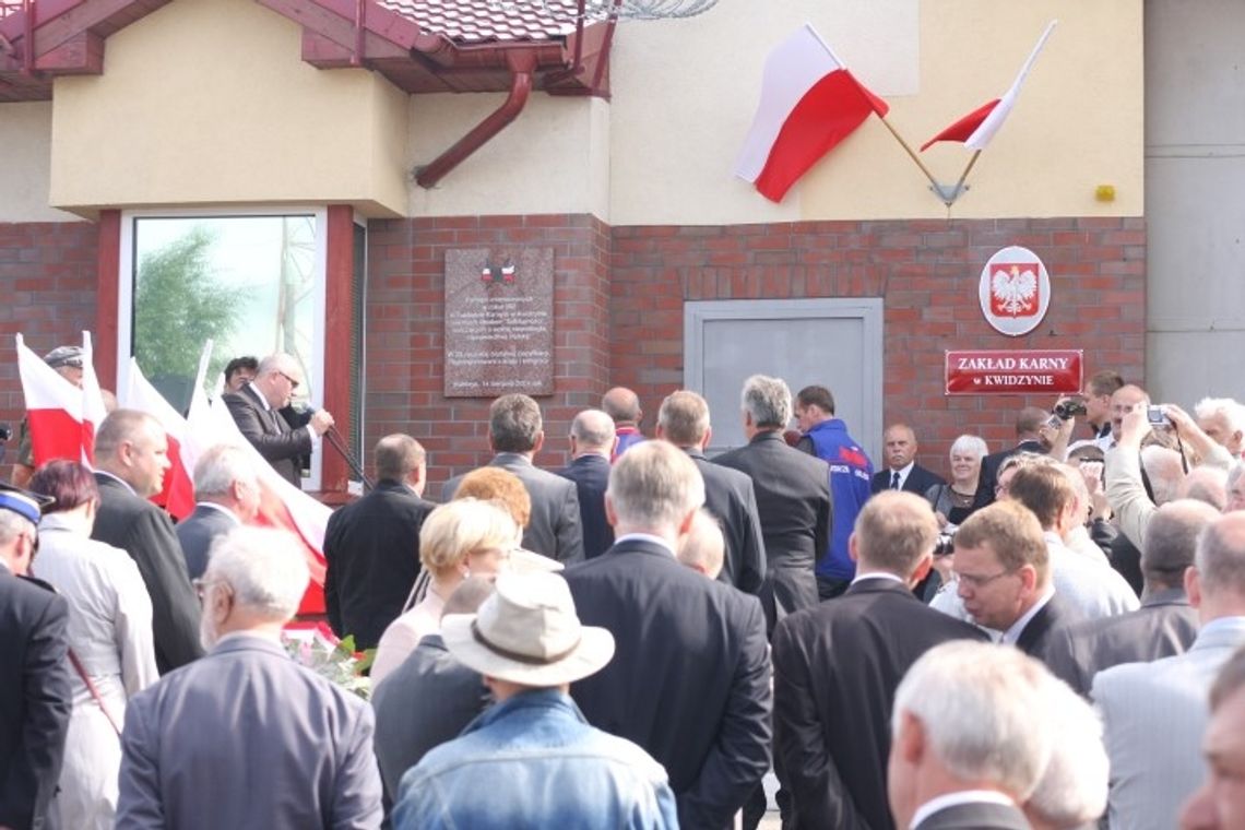 Złożą kwiaty pod tablicą Złożą kwiaty pod tablicą