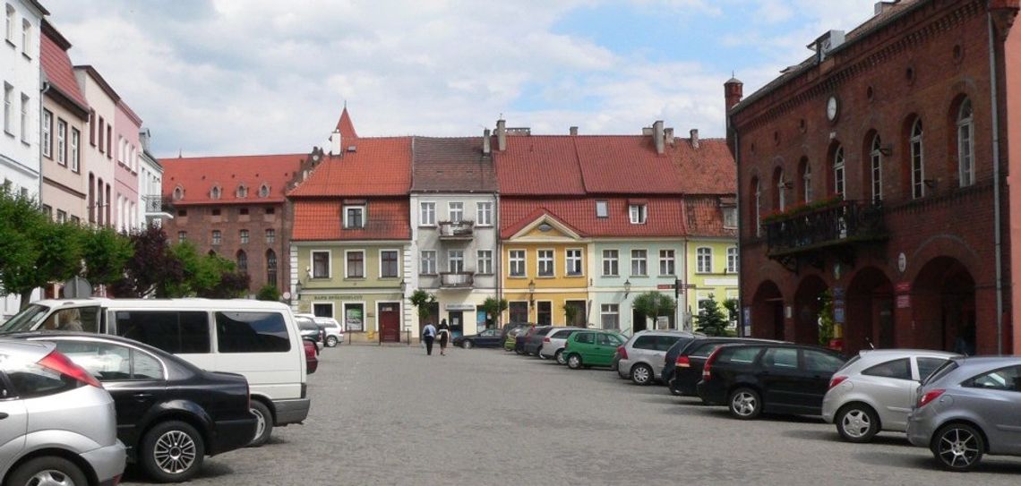 Zmiany na Rynku w Gniewie. Dwie pierzeje bez samochodów Zmiany na Rynku w Gniewie. Dwie pierzeje bez samochodów