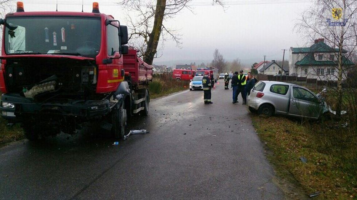 Zmiażdżona Toyota po zderzeniu z ciężarówką