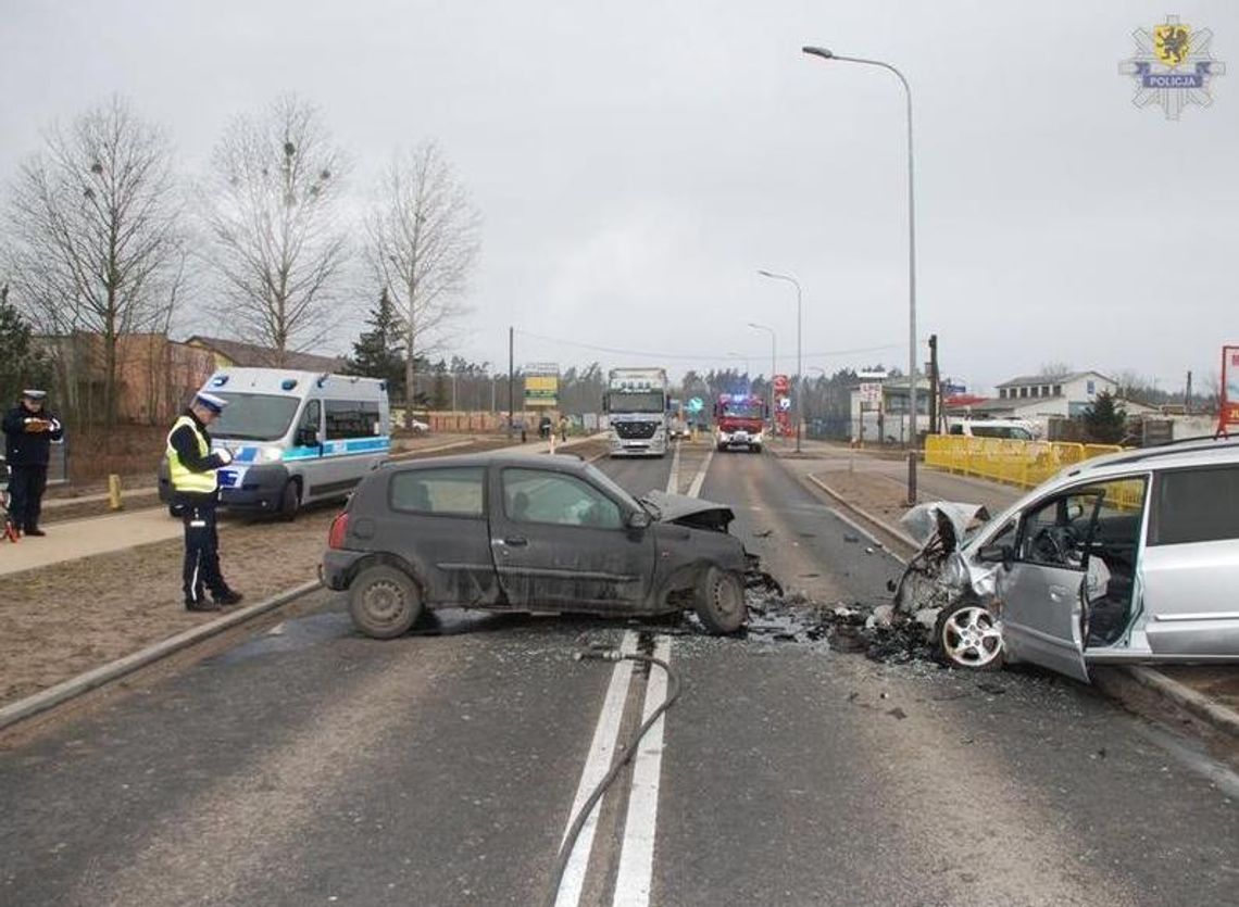 Zmiażdżone auta. Mieszkaniec Tczewa w ciężkim stanie zabrany do szpitala