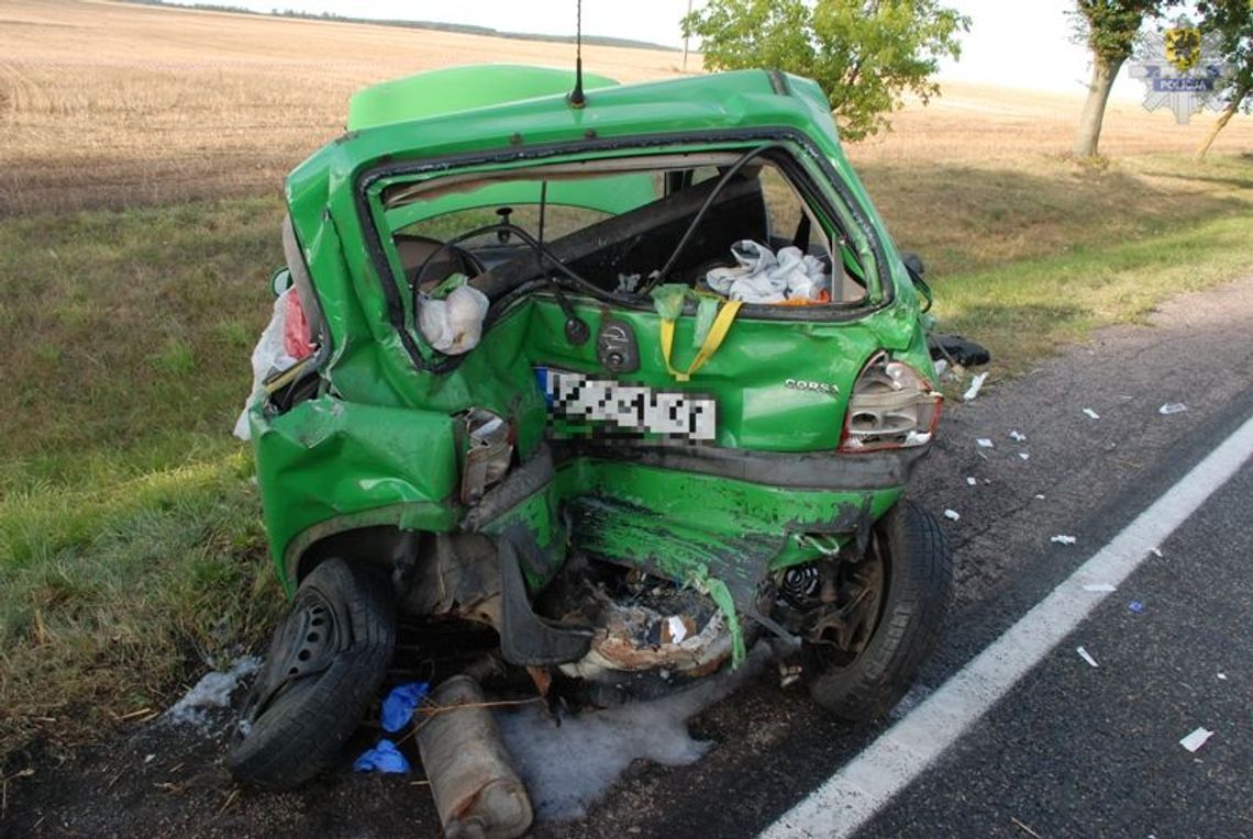 Zmiażdżony Opel - pasażerka zabrana śmigłowcem do szpitala Zmiażdżony Opel - pasażerka zabrana śmigłowcem do szpitala