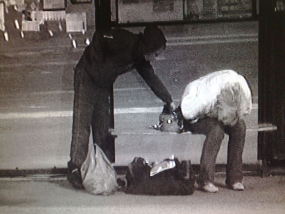 Zmonitorowani nocą - zakapturzony nastolatek 