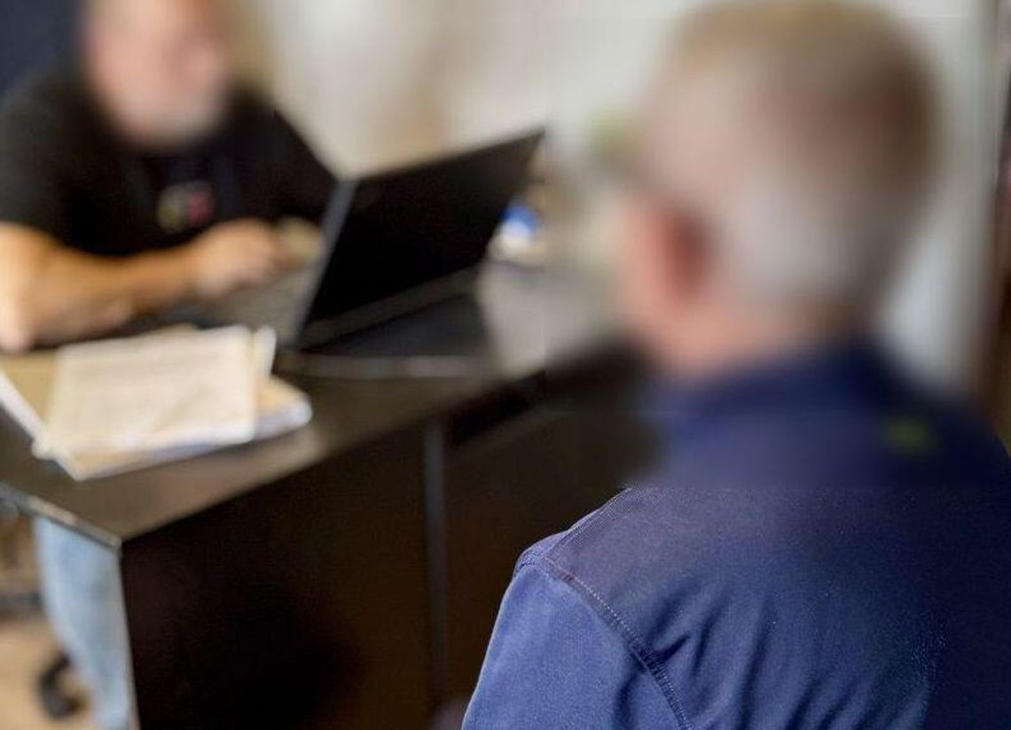 Znalazł cudzą kartę, ale jej nie oddał... Płacił nią w sklepach Znalazł cudzą kartę, ale jej nie oddał... Płacił nią w sklepach