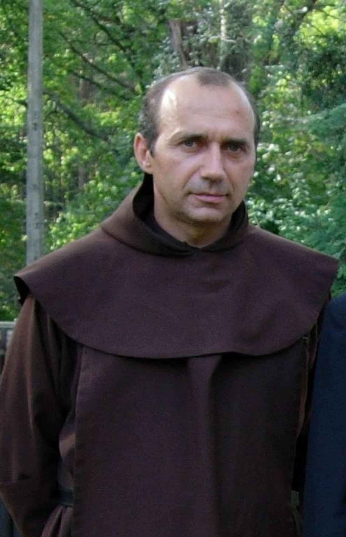 Znicze i wieńce na grobach bliskich są wyrazem pamięci o nich