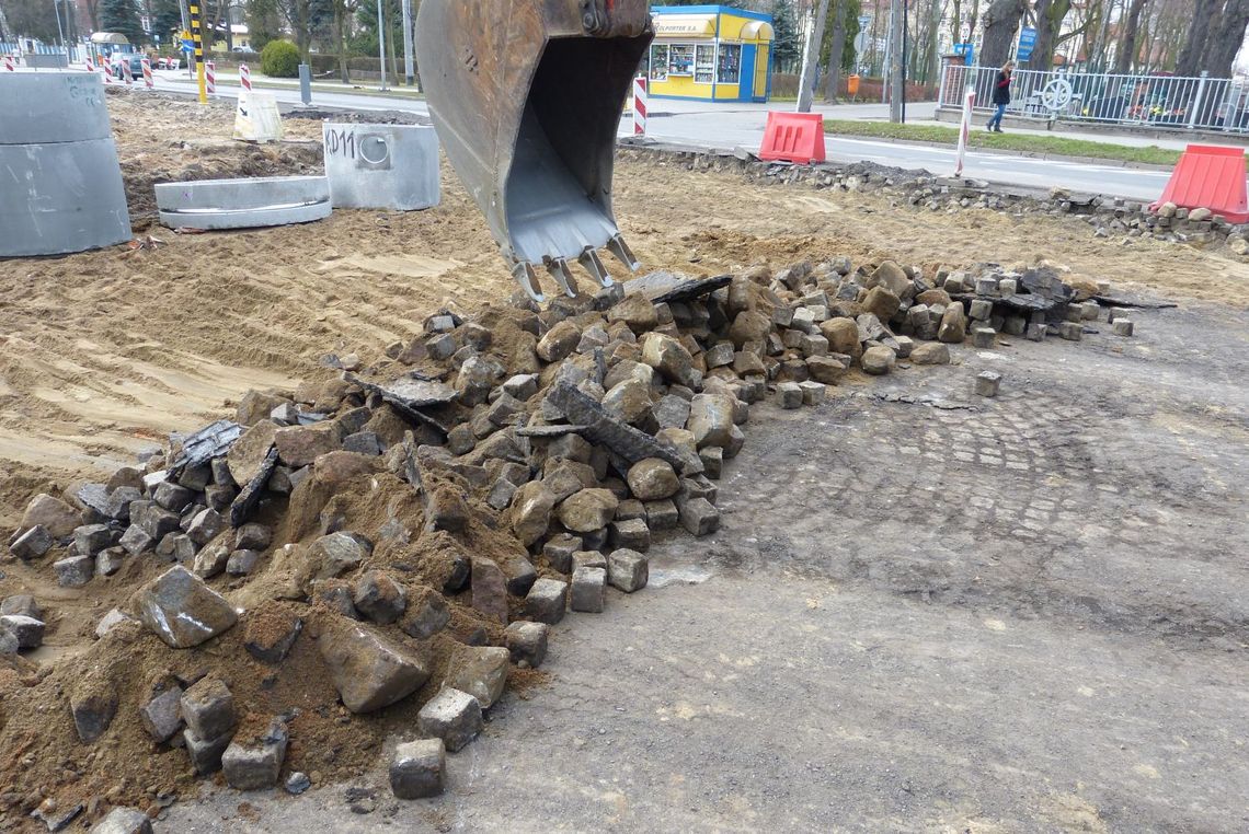 Znikający bruk-widmo. Co się stanie z kostką z ronda?