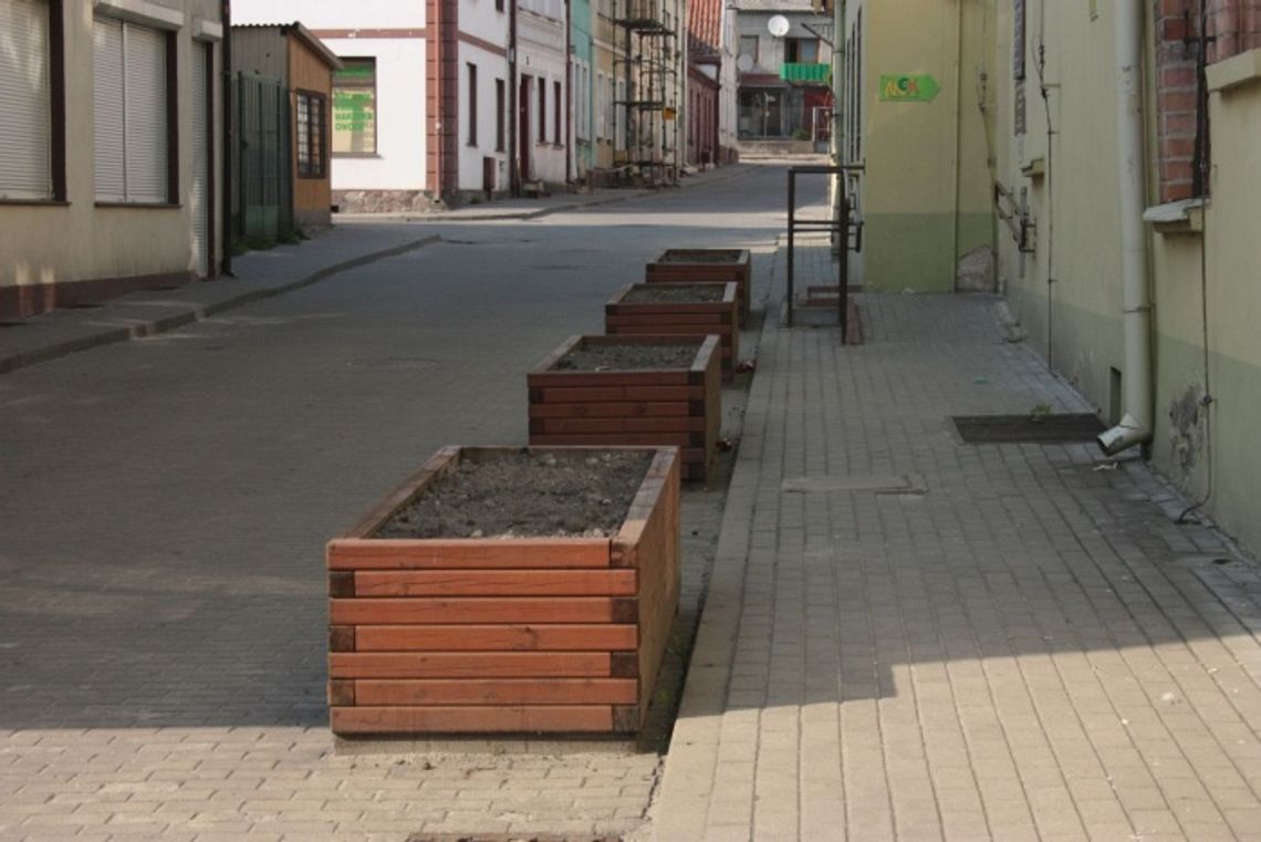 Zniszczone kwietniki ze śmieciami - smutek na gniewskich ulicach Zniszczone kwietniki ze śmieciami - smutek na gniewskich ulicach