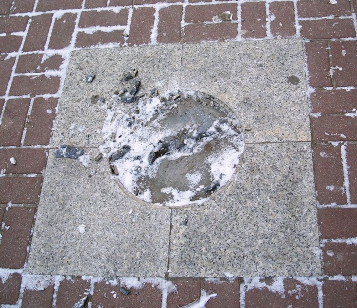 „Żniwa” złomiarzy na Starym Mieście. Inwestycja pada ofiarą wandali i złodziei „Żniwa” złomiarzy na Starym Mieście. Inwestycja pada ofiarą wandali i złodziei