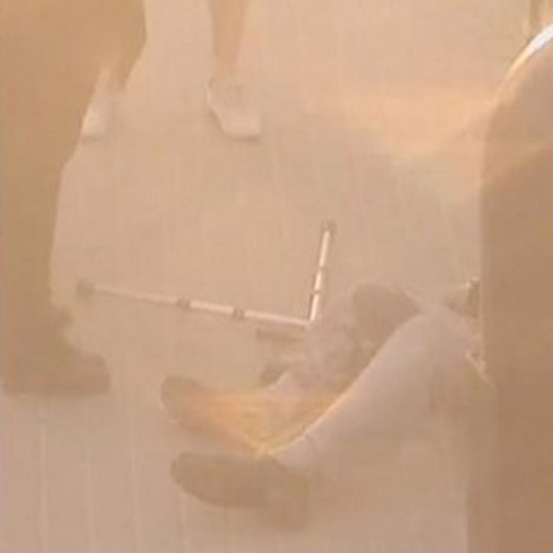 Zobaczył leżącą na chodniku osobę Zobaczył leżącą na chodniku osobę