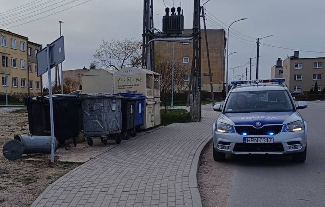 Zobaczył patrol i spanikował. Skończył na znaku drogowym Zobaczył patrol i spanikował. Skończył na znaku drogowym