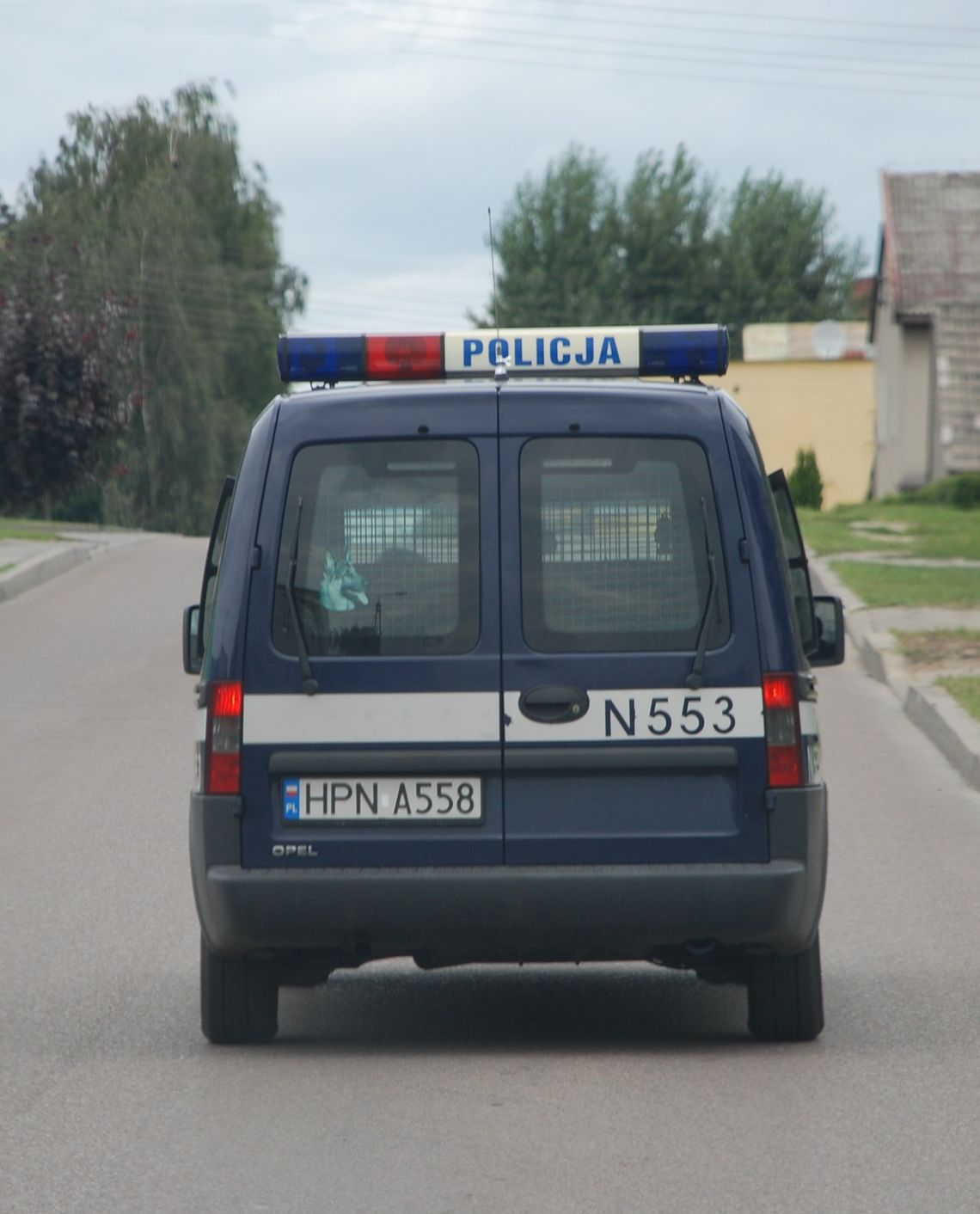 Zobaczył radiowóz i... wskoczył na miejsce pasażera Zobaczył radiowóz i... wskoczył na miejsce pasażera