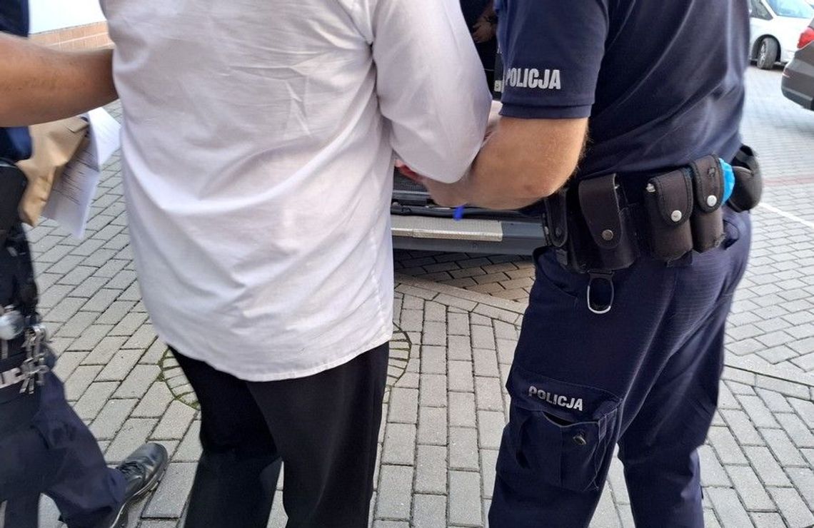 Został zaatakowany gazem i pobity podczas zbierania jagód w lesie
