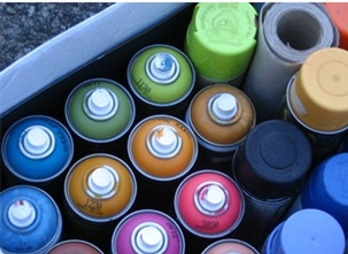 Zostali złapani na malowaniu graffiti Zostali złapani na malowaniu graffiti