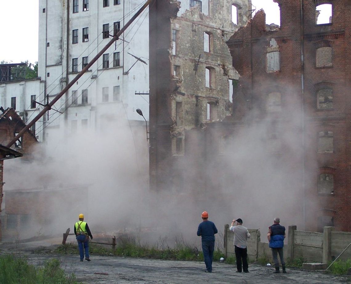 Zrobili co w ich mocy - 90 tys. zł za wyburzanie młynów Zrobili co w ich mocy - 90 tys. zł za wyburzanie młynów