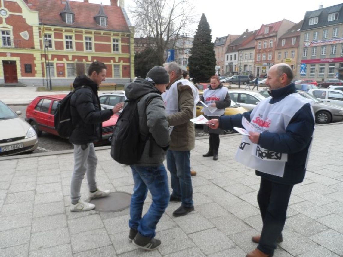 Związkowcy protestują przeciwko polityce rządu. Akcja ulotkowa w mieście Związkowcy protestują przeciwko polityce rządu. Akcja ulotkowa w mieście