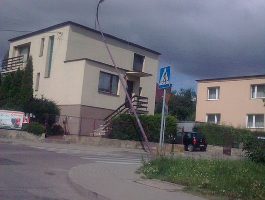 Uszkodzona latarnia oraz zerwane kable elektryczne