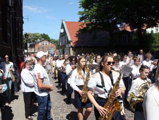 Uroczyste procesje Bożego Ciała w Tczewie (parafia Podwyższenia Krzyża Św.). Wierni w całej Polsce ukazywali, że wierzą. Fot. Zbigniew Mocny