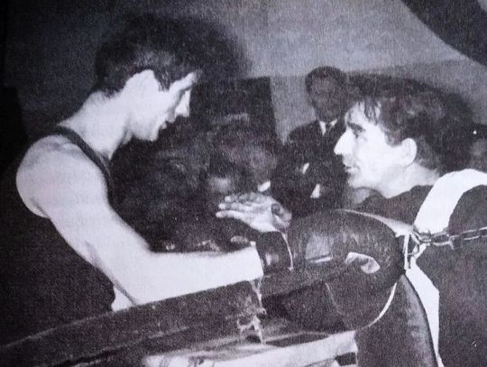 Henryk Gliniecki słucha rad trenera Józefa Kruży.