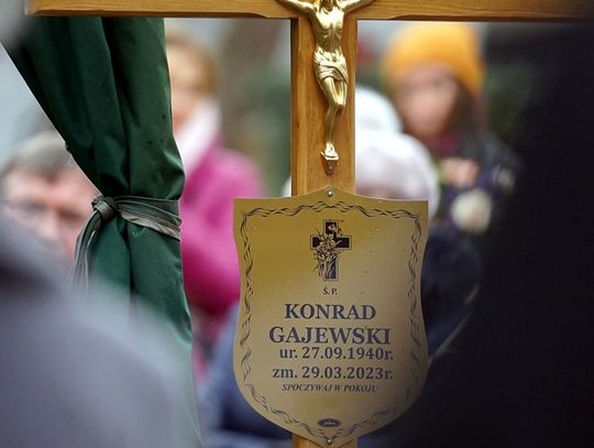 Ostatnie pożegnanie Konrada Gajewskiego, zasłużonego działacza „Solidarności”, uczestnika strajku w Polmo